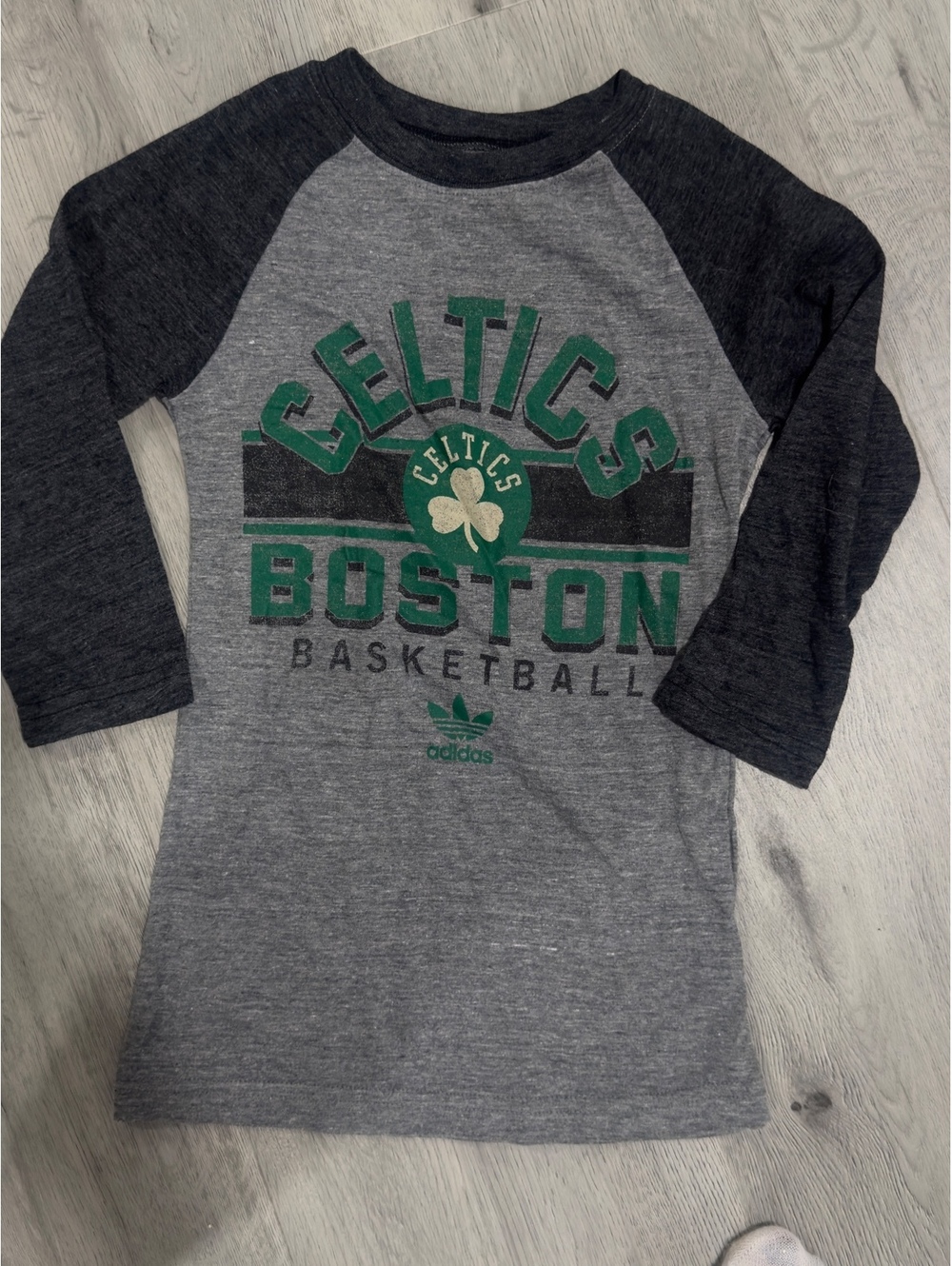 adidas Boys Long Sleeve Boston Celtics Basketball Graphic Tee Gray Black Size 7/